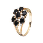 Ring i 14kt. guld m. safir, og 10 diamanter.
